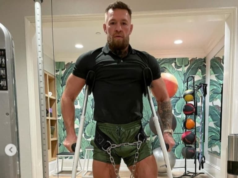 嘴砲 Conor McGregor 坐輪椅重返健身房「硬漢鍛鍊」絕不認輸,網友:斷腿也能舉!