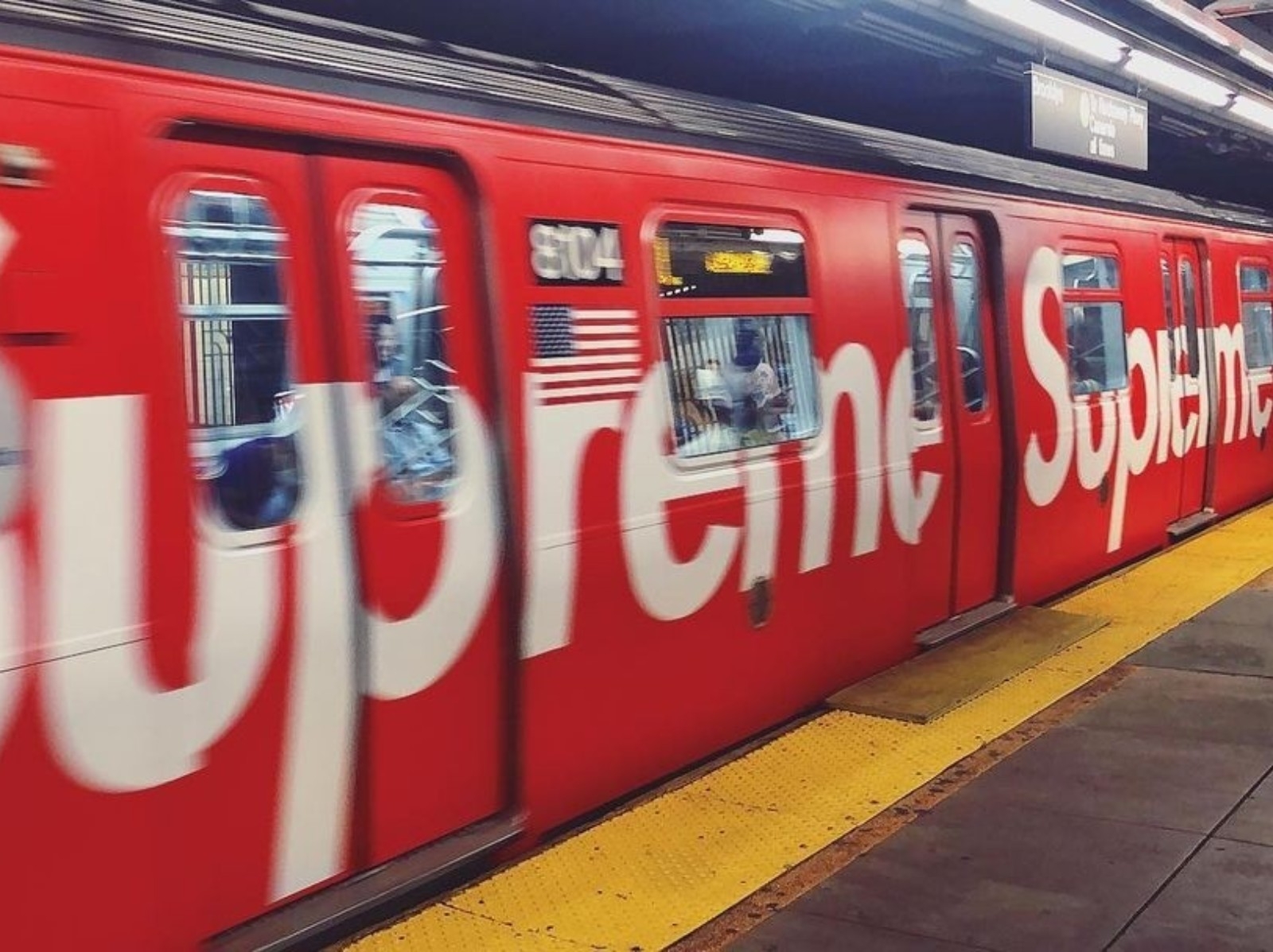 Supreme 再度攜手紐約地鐵聯名，打造招牌「BOGO」潮流列車！
