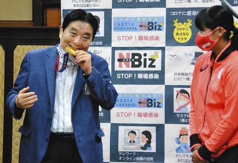 名古屋市長咬選手金牌，金牌主人的女壘選手在一旁