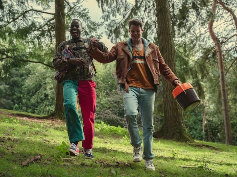 Netflix《性愛自修室》第三季正式劇照,歐帝斯留起鬍子、男男戀甜蜜牽手放閃!