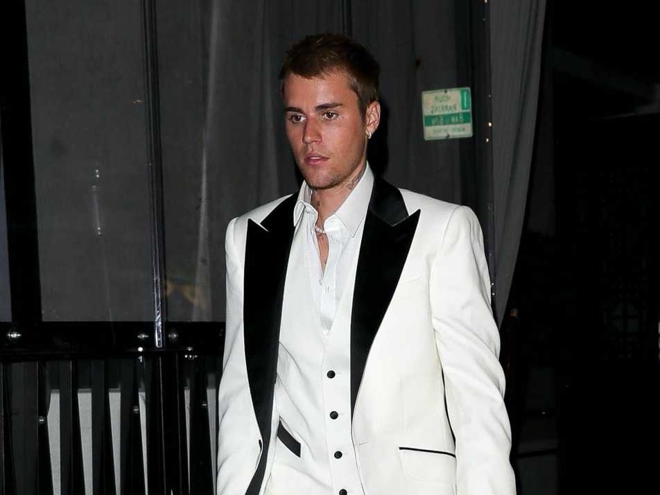 小賈 Justin Bieber 男神風「白色全套西裝」正式登場，你對這回的穿搭給幾分？