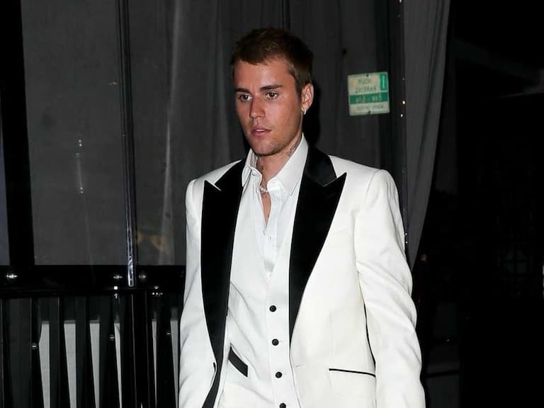 小賈 Justin Bieber 男神風「白色全套西裝」正式登場,你對這回的穿搭給幾分?