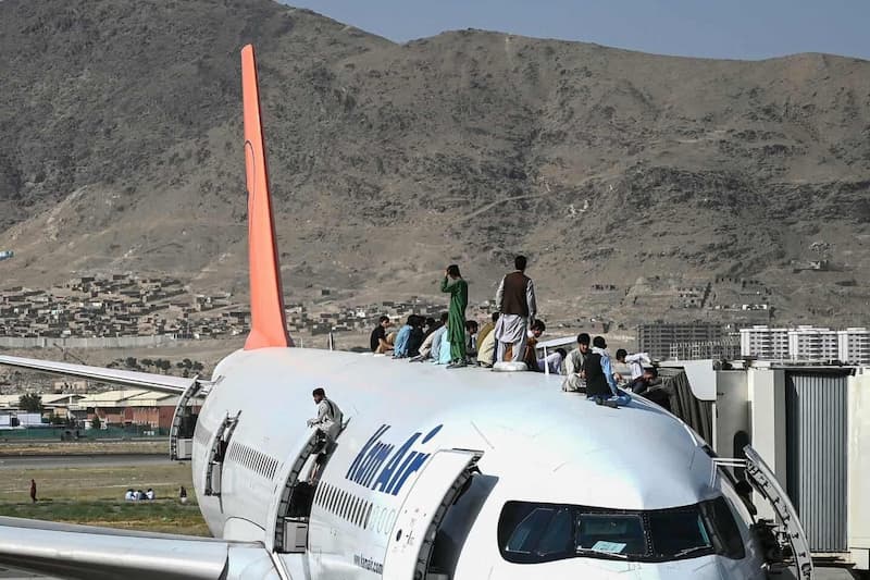 塔利班攻陷阿富汗首都喀布爾後，人民不顧生命危險想搭上軍機逃離，目前機場封閉，只有軍機可以進入