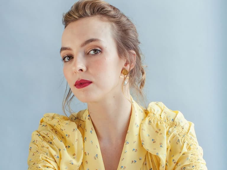 《脫稿玩家》放火辣妹茱蒂康默 Jodie Comer 私下魅力解析~傲嬌臉全靠 2 大心機妝容達陣!