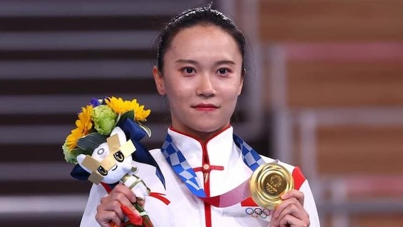 在東京奧運體操項目女子彈翻床獲得金牌的中國選手朱雪瑩，發現自己「金牌掉漆」