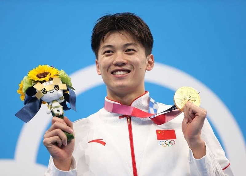東京奧運拿到游泳金牌的中國選手汪順，金牌也有掉漆情形