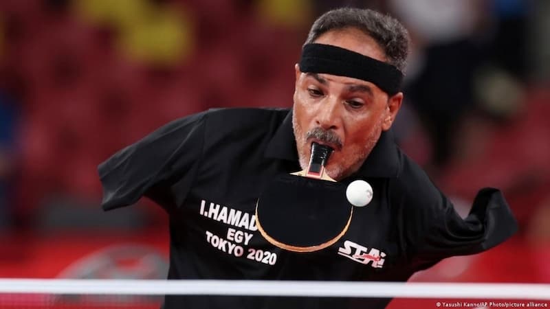 埃及選手 Ibrahim Hamadtou 用嘴巴咬球拍、擊球