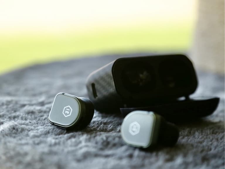 2021 最欠買 3 款真無線耳機推薦，Sony、M&D 外型與性能完全不輸 Apple AirPods 3！