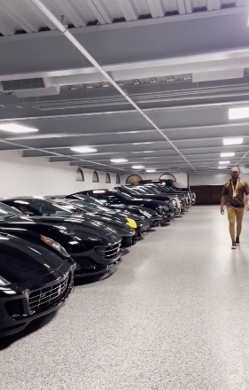 梅威瑟再次秀出他的頂級車庫中的「幾輛」黑色車款，包含藍寶堅尼、法拉利、賓士休旅車、賓士 AMG