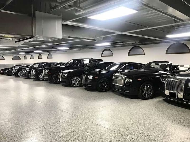 梅威瑟的頂級車庫中的幾輛「黑色車款」，包含多台勞斯萊斯、法拉利