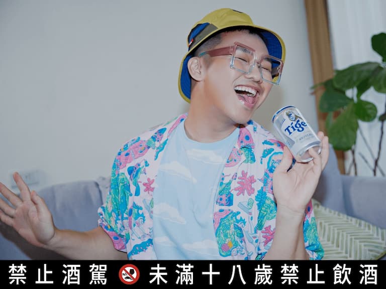 在家也要跟虎牌冰釀啤酒一起盡情釋放自我放聲 High 唱！快跟南西一起學學居家潮K 歌，啤酒、道具一樣也不能少！