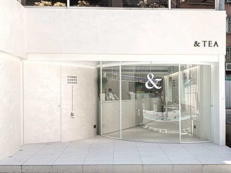 2021 最新手搖飲料店「&TEA」大玩灰白極簡風，巧克力奶霜一喝就上癮！