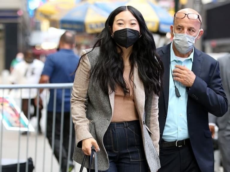 Awkwafina 全身名牌穿搭宣傳《尚氣與十環幫傳奇》，幕後苦練「射箭」超英招式！