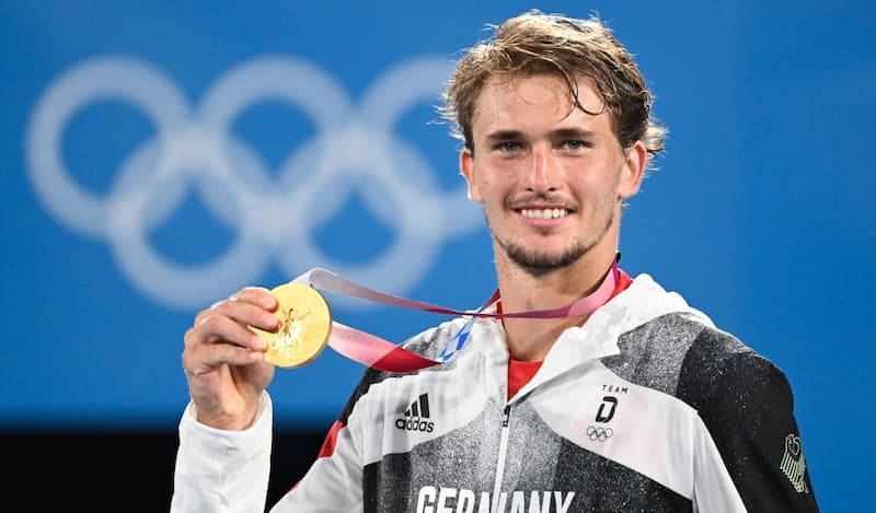 東京奧運擊敗盧彥勳，最後得到網球金牌的球員 Alexander Zverev 也質疑希臘新星比賽去廁所是在作弊