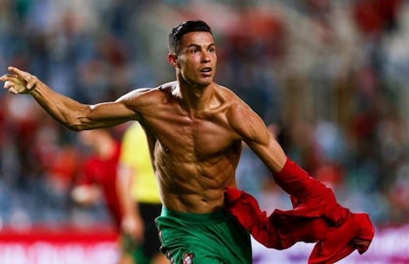 葡萄牙足球巨星 C 羅單場連進 2 球，當救世主幫助球隊化險為夷，High 到脫衣