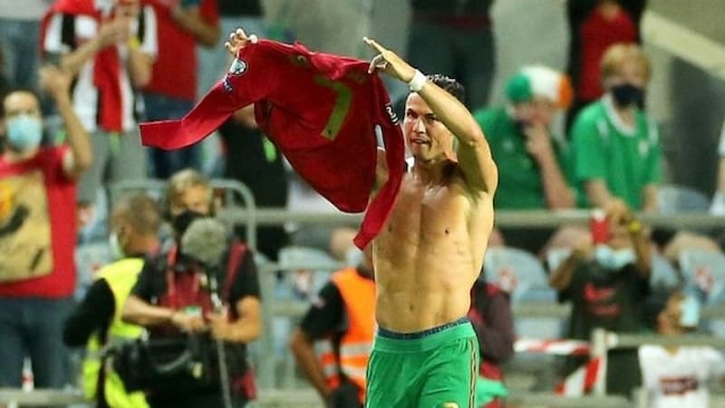 C 羅幫助葡萄牙戰勝愛爾蘭，將自己的球衣脫下慶祝
