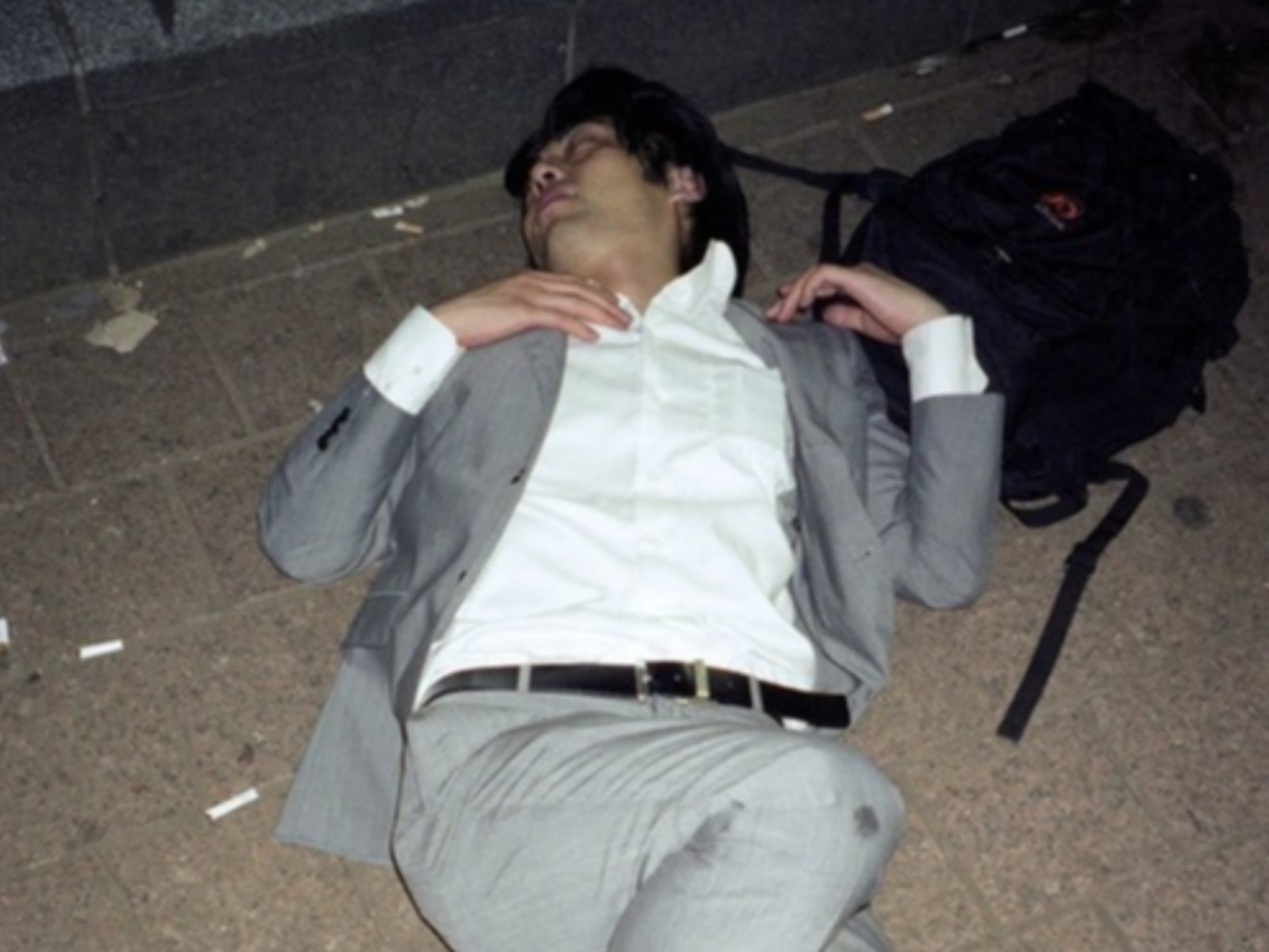 西裝上班族全都睡街頭！波蘭攝影師拍下「日本男性宿醉倒地上」百態！