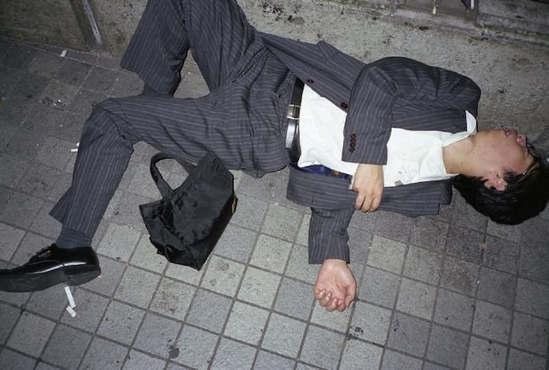 日本男性宿醉百態