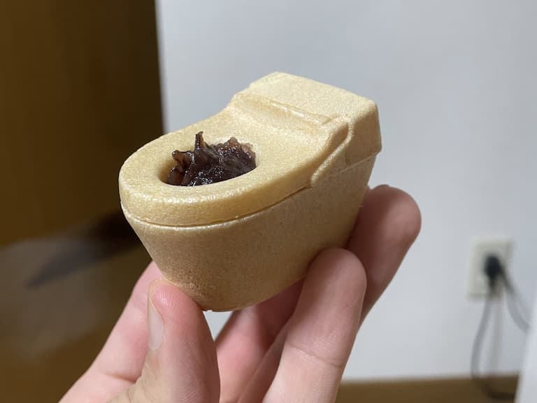 日本老鋪伴手禮「馬桶最中餅」推特爆紅，滿出來的紅豆餡太真實！