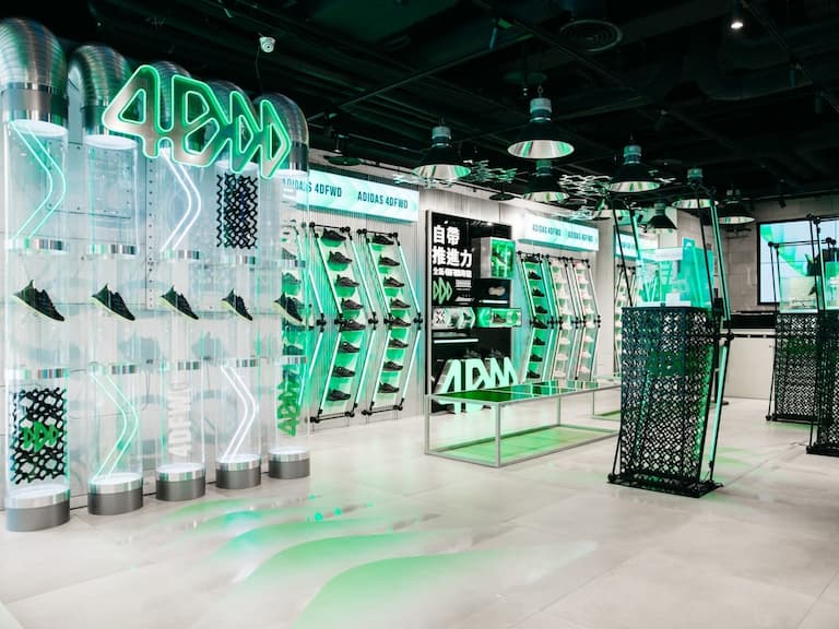 adidas 新一代 4D 科技全面升級！前所未有的腳感＆酷潮黑魂配色，穿過都會愛上它！
