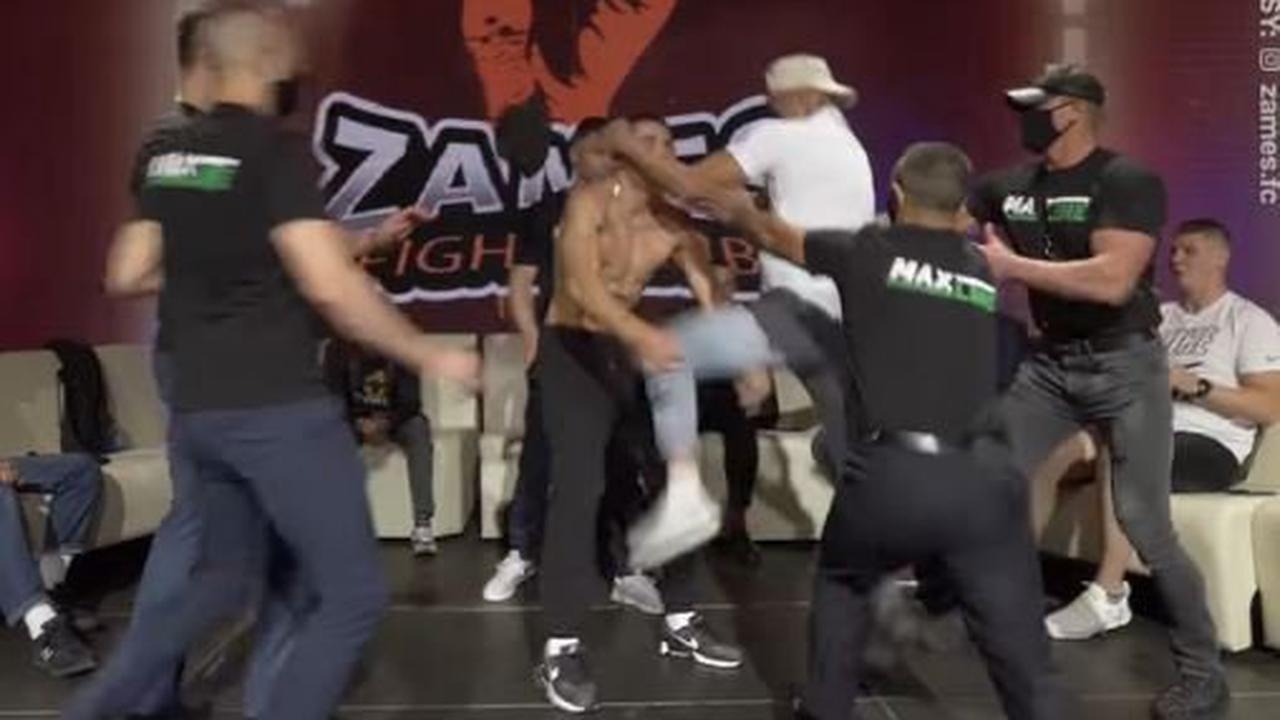白俄羅一場 MMA 比賽，格鬥選手用飛膝 1 秒擊倒對手