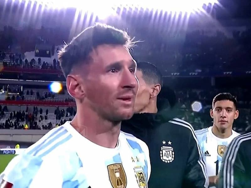 「阿根廷足球天王」梅西，賽後在阿根廷舉行美洲盃頒獎慶祝儀式感動落淚