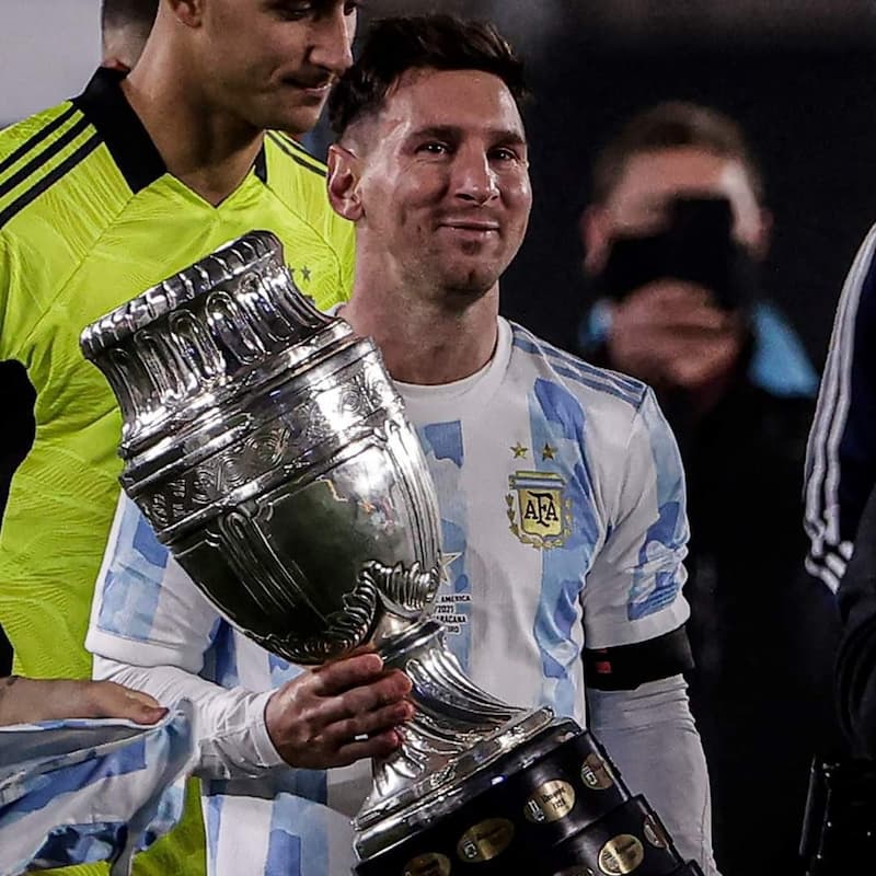梅西在自家阿根廷球場拿起美洲盃獎盃，開心的和國家人民分享喜悅