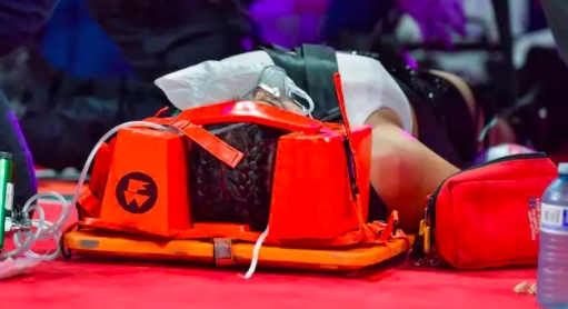 擂台上戴著氧氣罩的墨西哥女拳手，當時也有用心肺復甦術