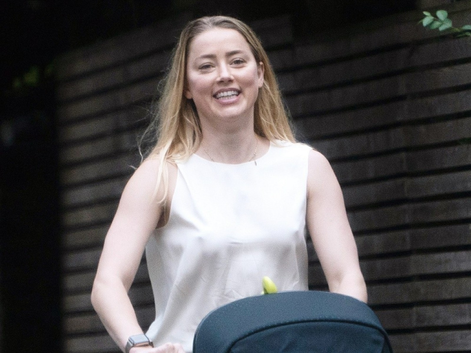 《水行俠》Amber Heard 變身慈母上街帶娃，網友驚：「臉像變了一個人？」