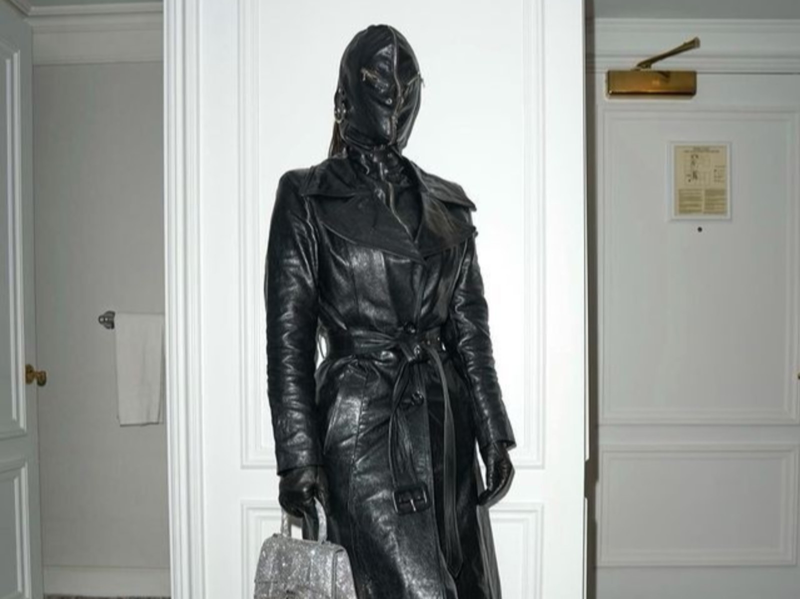 金卡戴珊也跟上肯爺「蒙面時尚」！整套黑色皮革從頭包到腳，網友：「夫妻同心？」