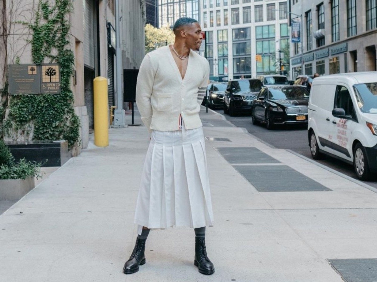 NBA 最懂穿的男人！Russell Westbrook 首度以「裙裝造型」亮相，前衛新髮色吸睛度爆棚！