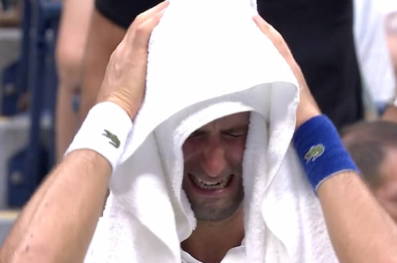 Novak Djokovic 激動落淚，用毛巾遮住臉
