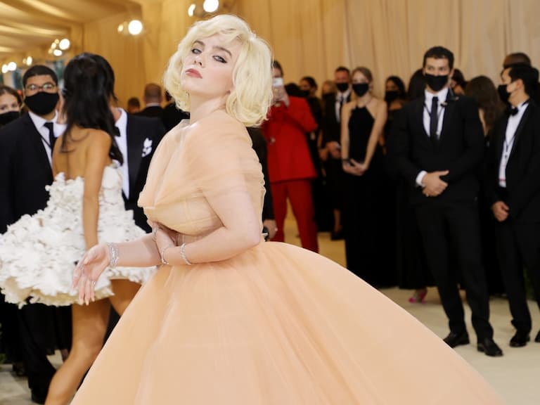 怪奇比莉 Met Gala 化身瑪麗蓮夢露,Lil Nas X 「黃金聖鬥士」戰袍引起全場尖叫!