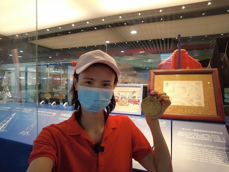 中國帆船選手徐莉佳拿著在自己的奧運金牌