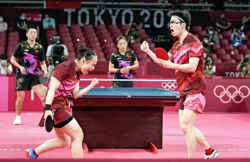 伊藤美誠、水谷準在混雙金牌戰擊敗中國組合，為日本拿到奧運的一面桌球金牌
