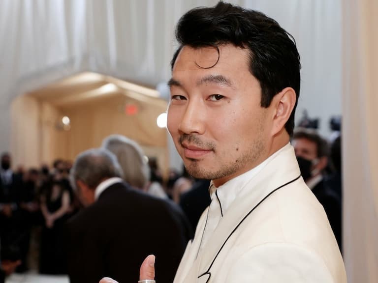 《尚氣》劉思慕首度參加 Met Gala 紅毯,瀟灑 Fendi 白西裝自豪比 666!