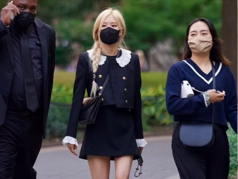 野生的 Rosé 現身紐約街頭拍攝 YSL 代言照,BLACKPINK 成員曬出修長美腿!