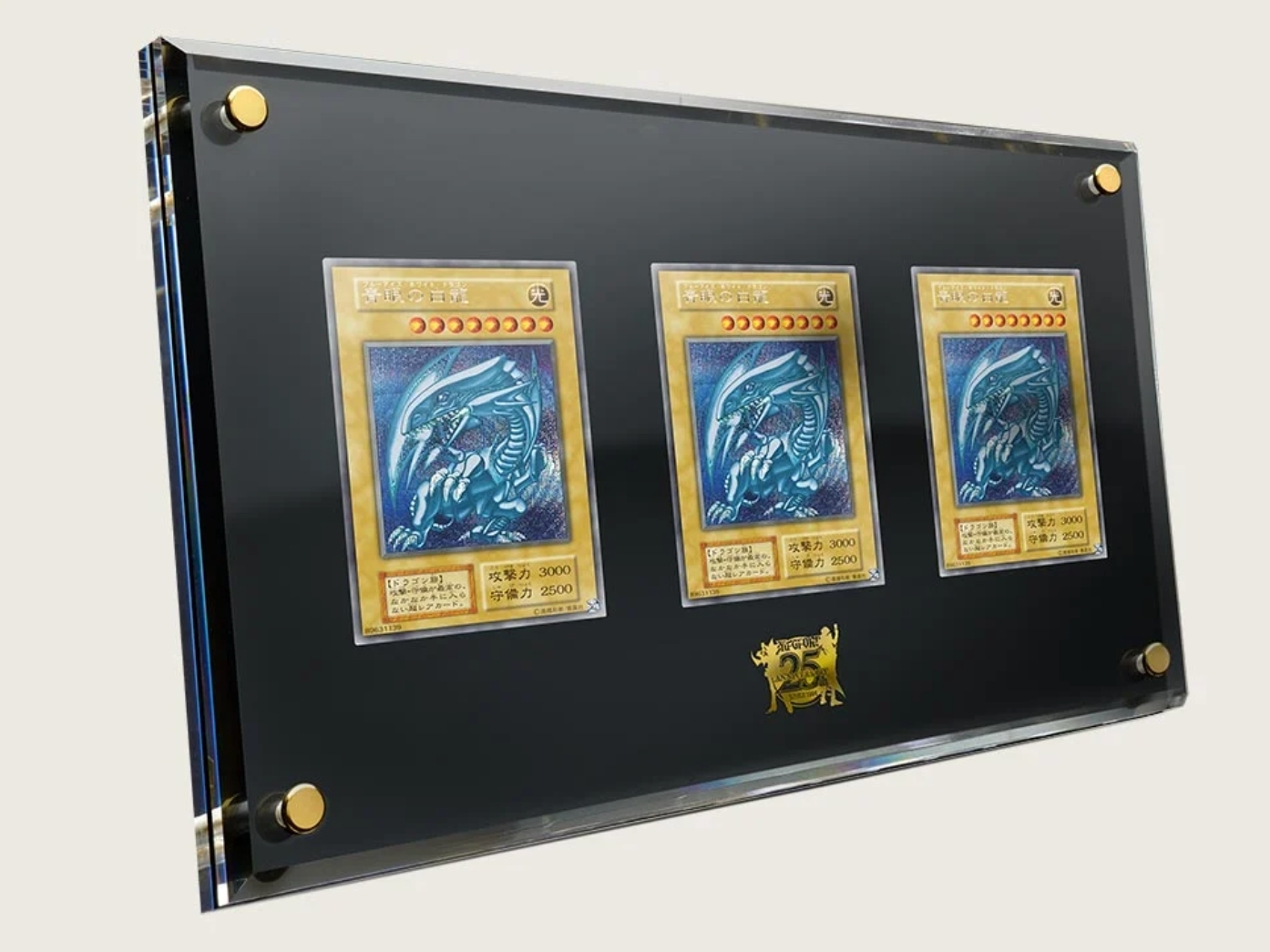 《遊戲王》海馬「青眼白龍手提箱」25 周年紀念品正式發售，準備好一起高喊：「決鬥！」