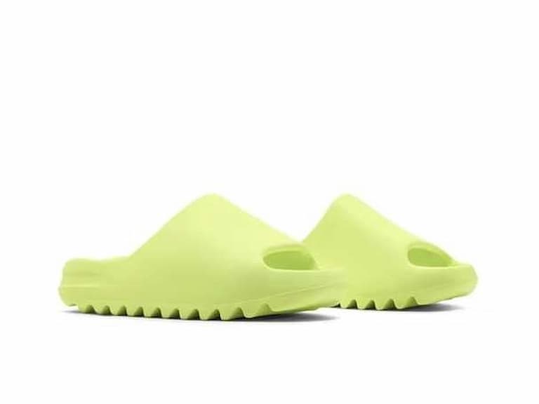 adidas Yeezy、Nike 等 3 款雨天必備「潮流藍白拖」,雨再大都不用怕!