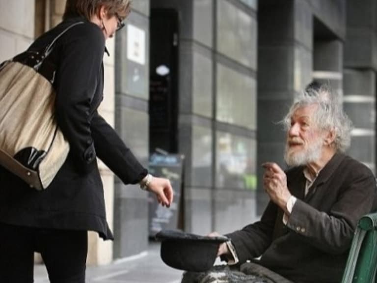 甘道夫 Ian McKellen 隨興坐路邊背台詞，卻被好心路人誤認「流浪漢」捐款⋯