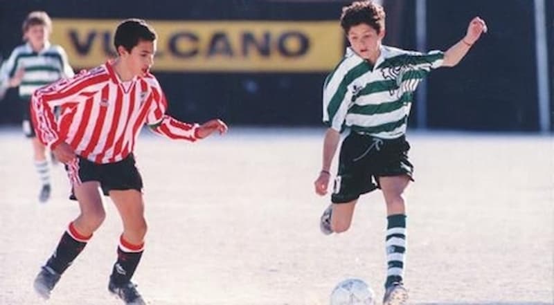 C 羅從小就對足球展現熱愛，11 歲就前往葡萄牙體育俱樂部青年隊