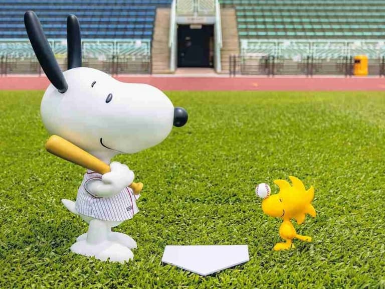 超巨史努比超級 Q!全新收藏平台 FWENCLUB 推出限量 「Chill”as Snoopy 2021 棒球造型」1:1 模型公仔