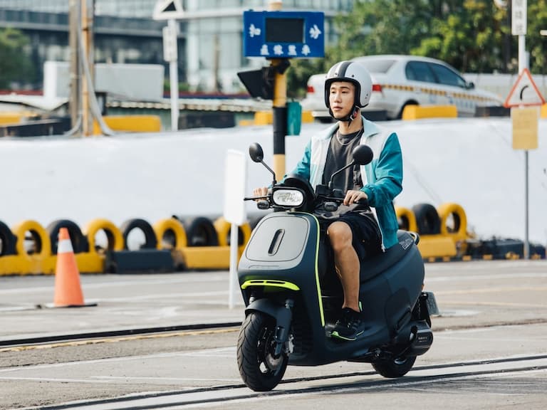 駕照考  N  次通通敗在「他」？ 「考照神器」 Gogoro 幫你搞定大魔王直線七秒！