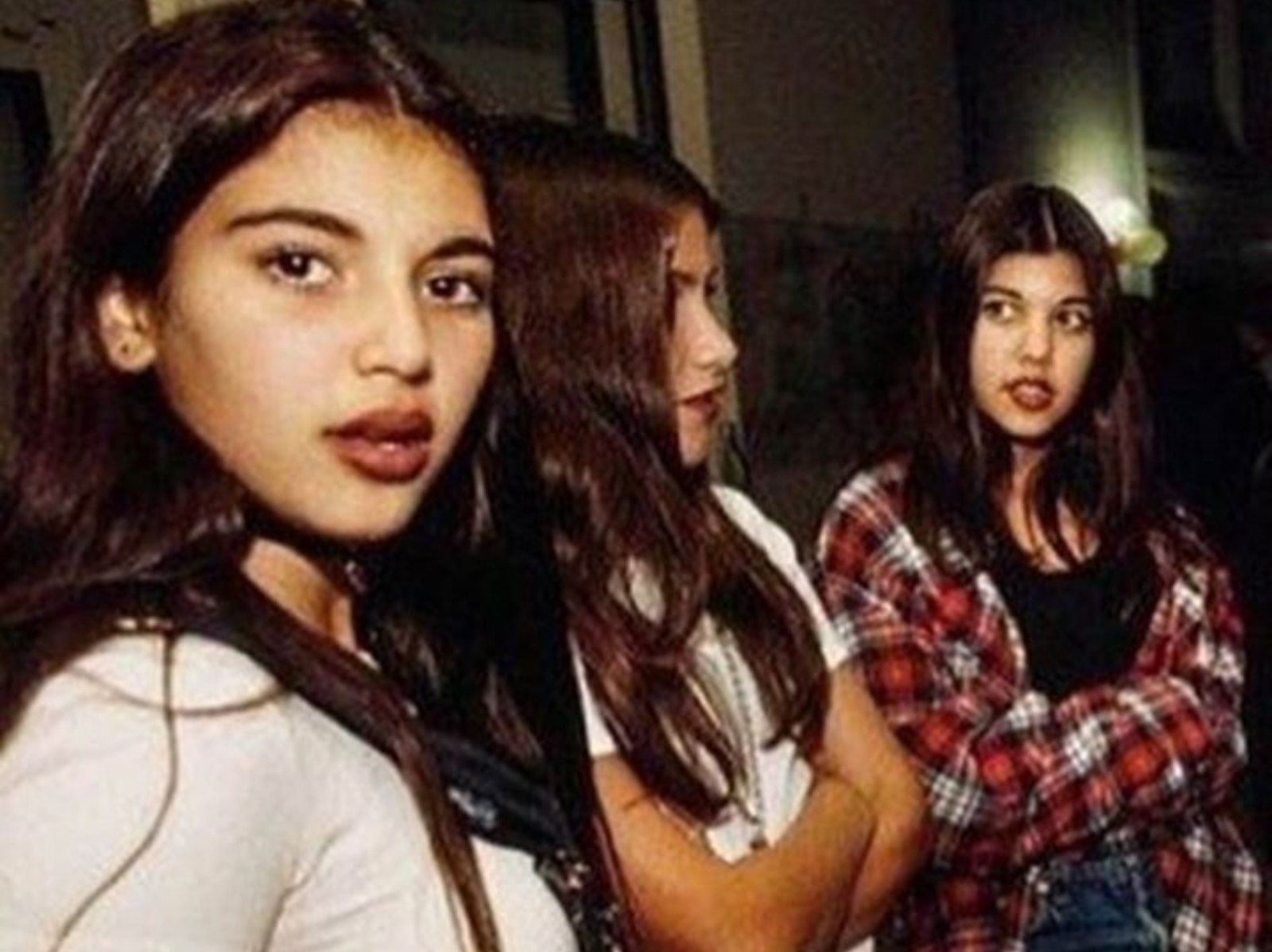 金卡戴珊曬出 90 年代「少女」照，網友：0 醫美時期，看起來天生麗質！