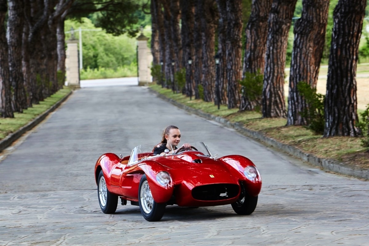 小孩開的 Ferrari Testa Rossa J，價值 300 萬台幣，全球限量 299 輛