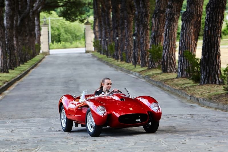 小孩開的 Ferrari Testa Rossa J，價值 300 萬台幣，全球限量 299 輛