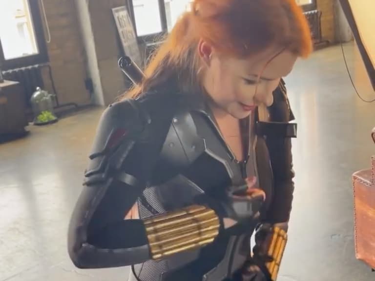 【野生抓正妹】超兇直播主 Cosplay 黑寡婦,緊身衣直接撐爆拉鍊!