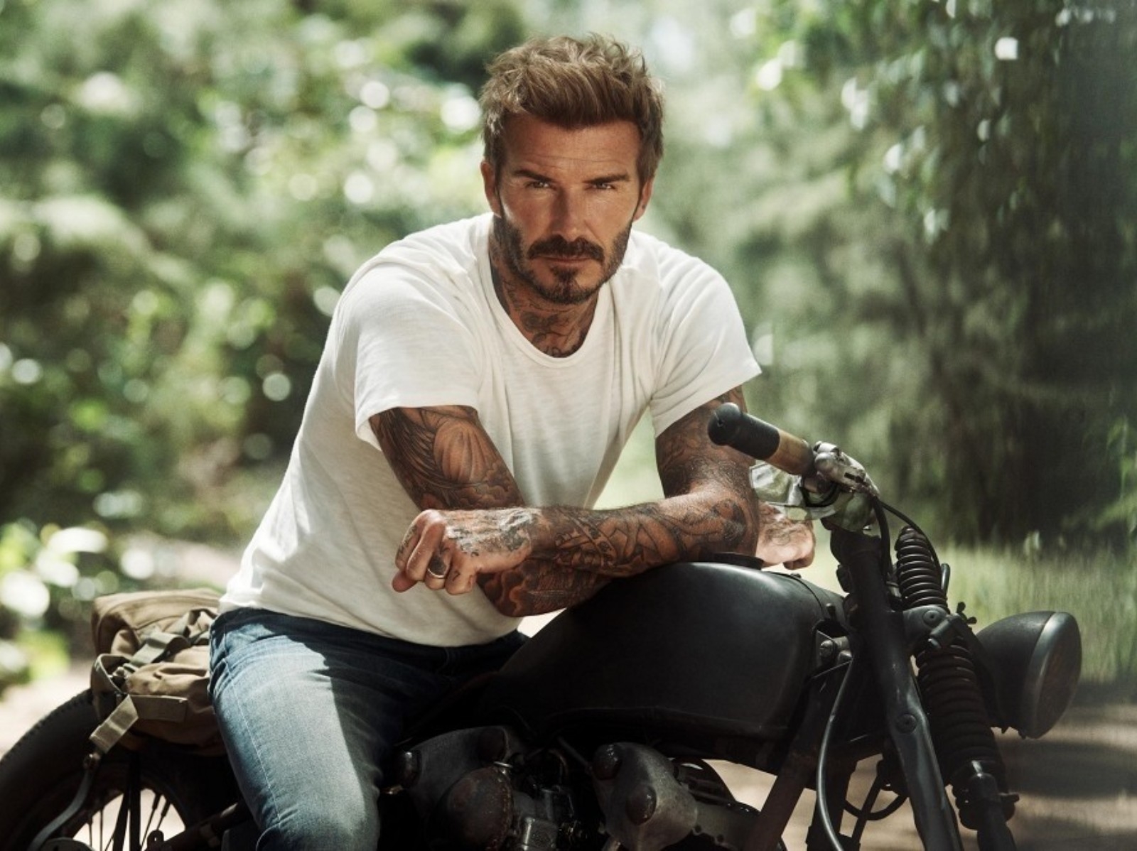 貝克漢騎摩托車「粗曠男人味」香水新廣告，粉絲力拱：下一任詹姆士龐德！