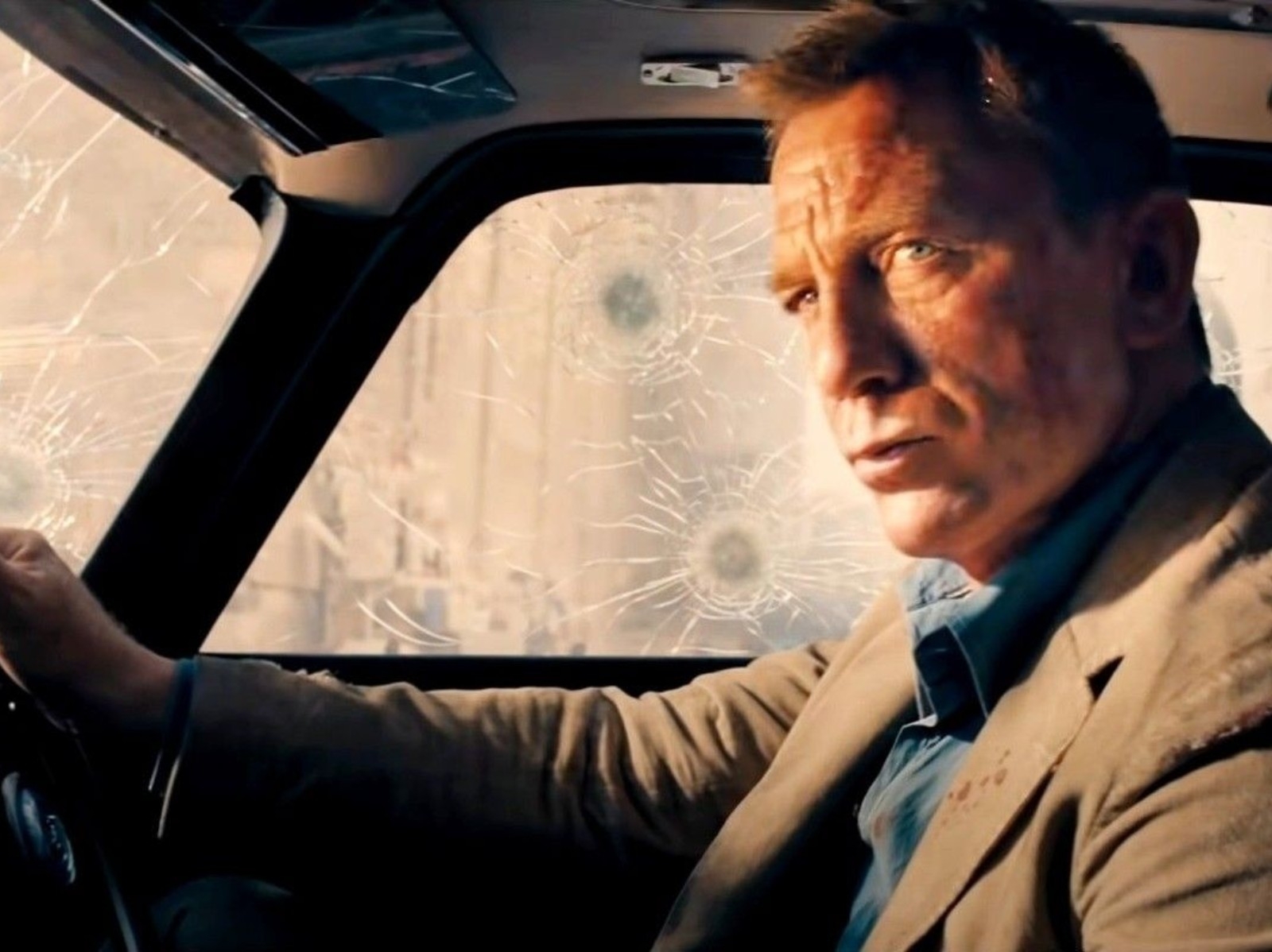 《007 生死交戰》霸氣車款大集合，龐德 Toyota 掀翻反派 Land Rover 成戰神！