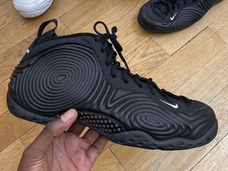 CDG x Nike Air Foamposite One 將在 2021 秋冬開賣，「旋渦設計」彷彿伊藤潤二即視感！